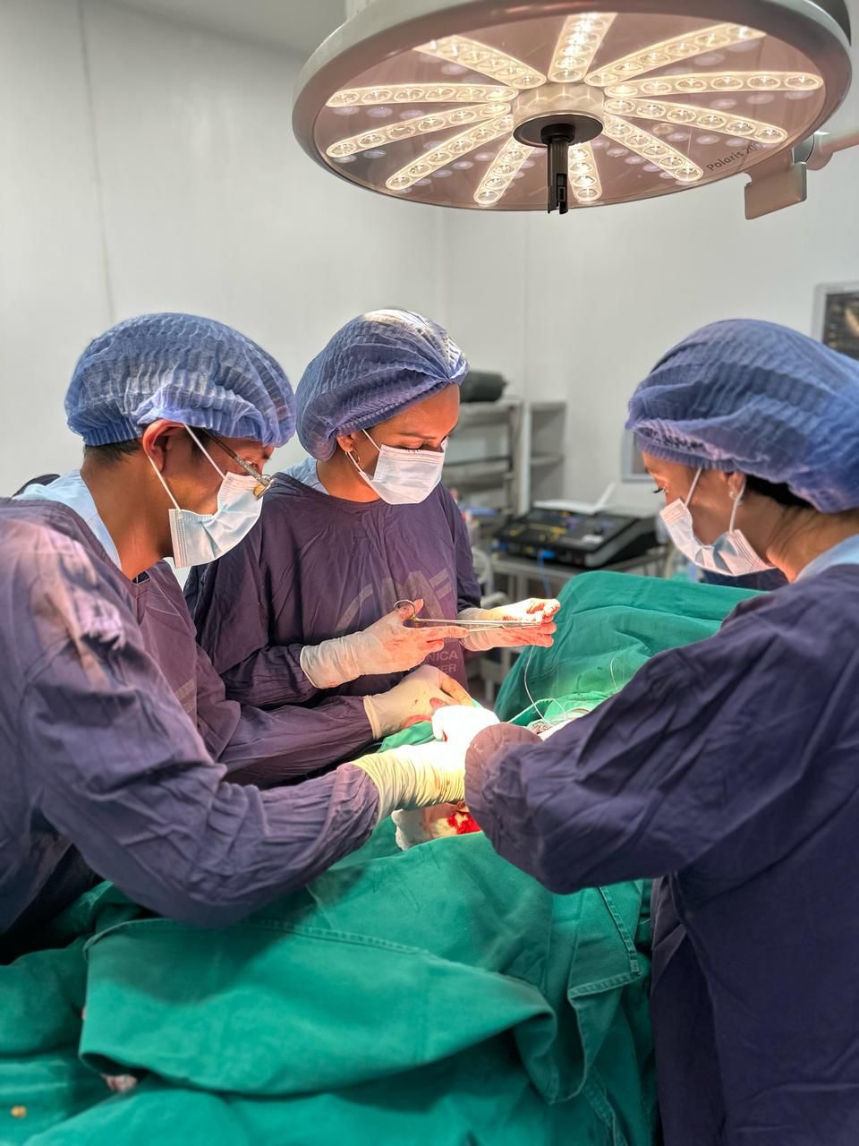 Dra. Alexandra Naranjo preparando procedimiento médico