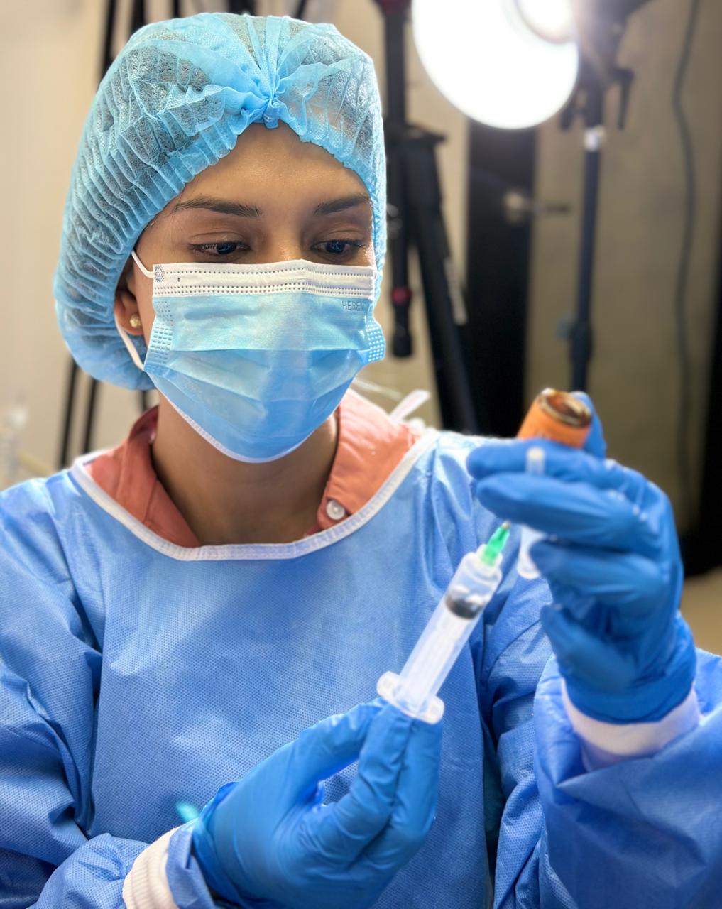 Equipo quirúrgico de la Dra. Alexandra Naranjo en sala de operaciones